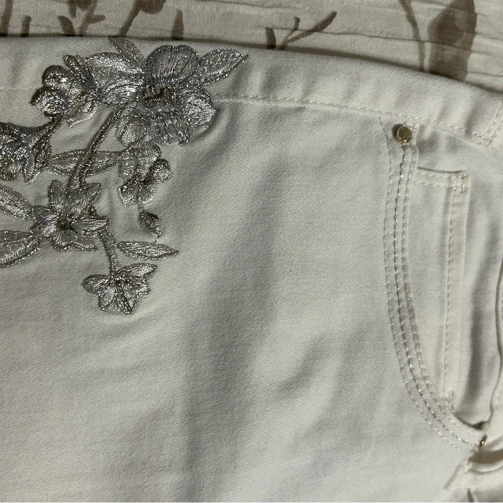 White House Black Market Embroidered White Jeans - Picture 5 of 6